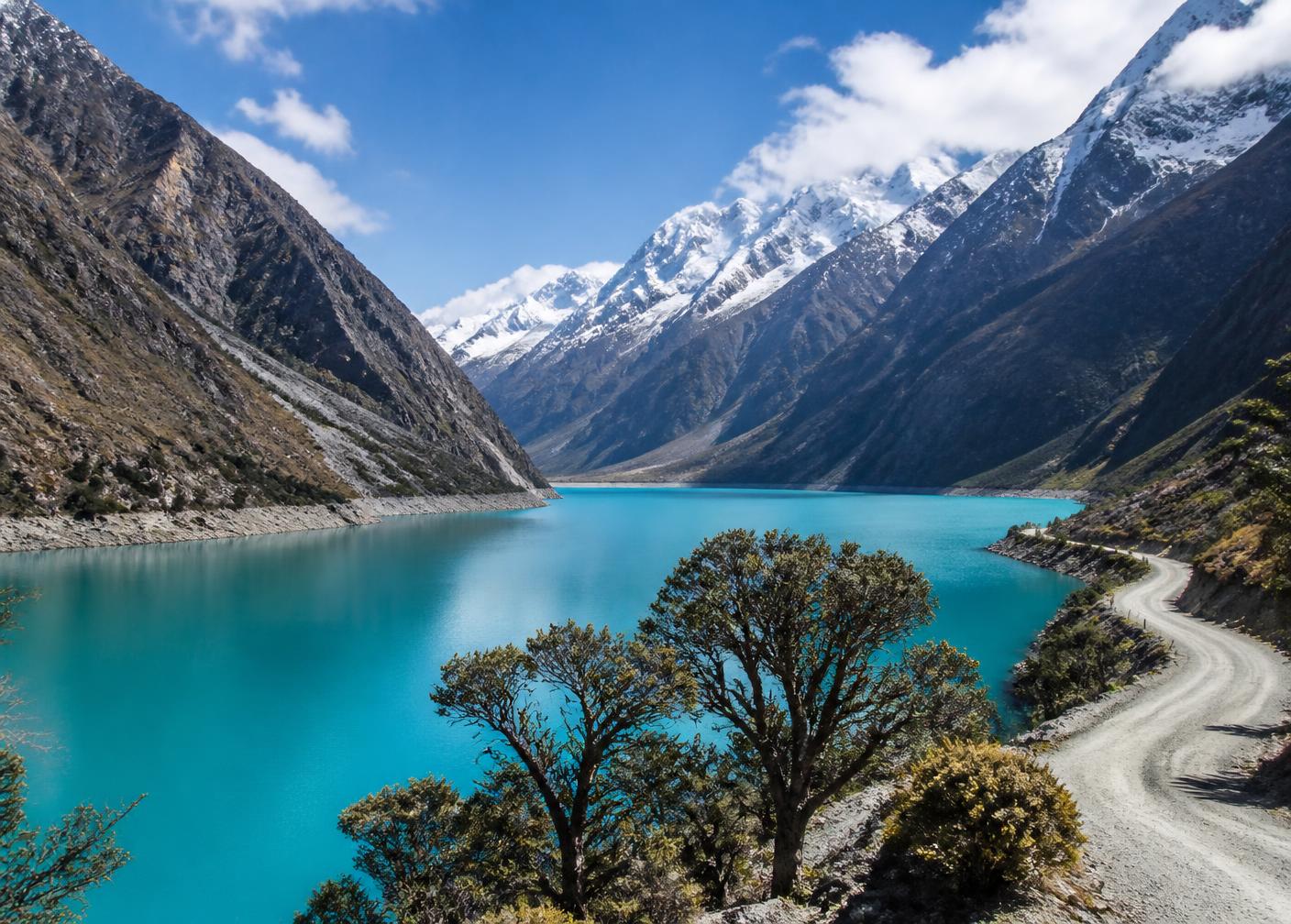 Laguna turquesa de Llanganuco rodeada de nevados en la Cordillera Blanca